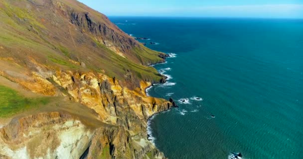 Panorámás Táj Izlandon Hegyekben Lábánál Panorámás Kilátás Élénken Zöld Gerinceket — Stock videók