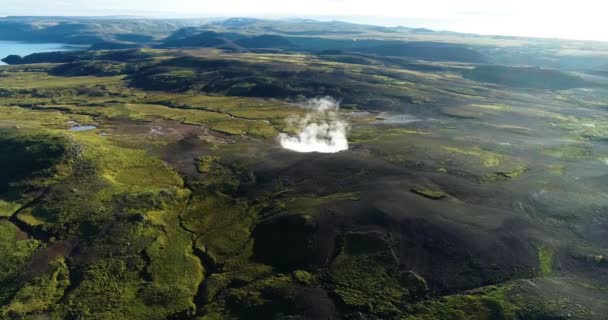 アイスランドのクリスヴィクで美しい晴れた朝 アイスランドの晴れた日の素晴らしい風景クリスヴィク 地熱穴が硫黄の煙の雲を広げ 芝生の丘のグループの近くに ラグーンはシーンに明らかです そして最後に空 — ストック動画