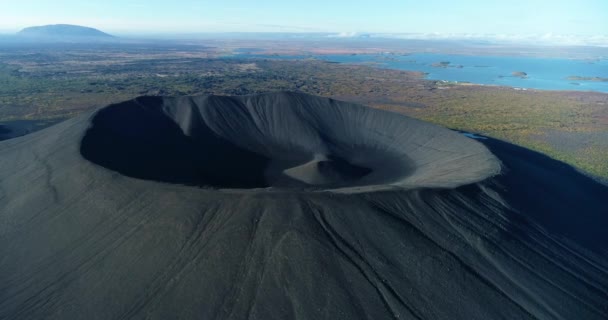 高地のアイスランドのパノラマの風景や丘陵地帯の湖 パノラマの景色は鮮やかな緑の尾根や丘 丘の上を水が流れ 美しい湖に足を踏み入れる小さな滝を示しています — ストック動画