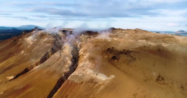 丘と青空と立ち上がる煙との融合を眺めながら アイスランドの雄大な自然を見ることができる美しい風景は 多くの地熱の穴が魔法のように見えます — ストック動画