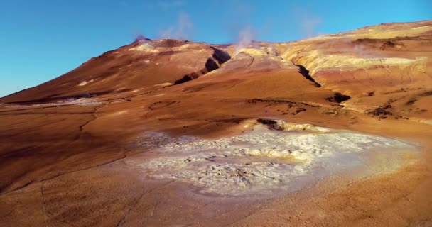 Egy Meleg Felvétel Egy Hegyről Geotermikus Lyukak Közelében Egy Hegyi — Stock videók