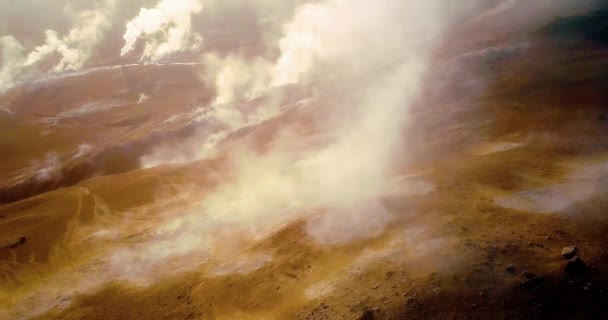 高地のアイスランドのパノラマの風景や丘陵地帯の湖 パノラマの景色は鮮やかな緑の尾根や丘 丘の上を水が流れ 美しい湖に足を踏み入れる小さな滝を示しています — ストック動画