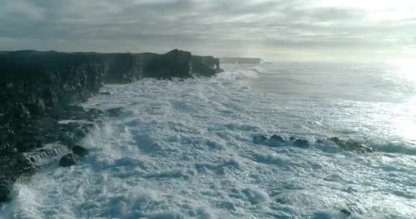 Des Vagues Orageuses Frappent Large Rivage Pierre Noire Volcanique Réflexion — Video