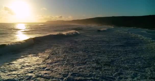Stadig Flygbild Havsvågor Väg Mot Havskusten Skottet Avlossades Stadig Drönare — Stockvideo