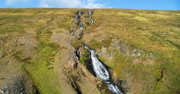 Tiro Aéreo Uma Bela Cachoeira Nas Montanhas Islandesas Rio Está — Vídeo de Stock