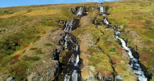 지대와 산기슭의 호수로 이루어진 아이슬란드의 파노라마같은 파노라마같은 경치는 선명하게 산등성 — 비디오