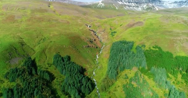 Vue Aérienne Ruisseau Eau Provenant Hauts Sommets Couverts Neige Ruisseau — Video