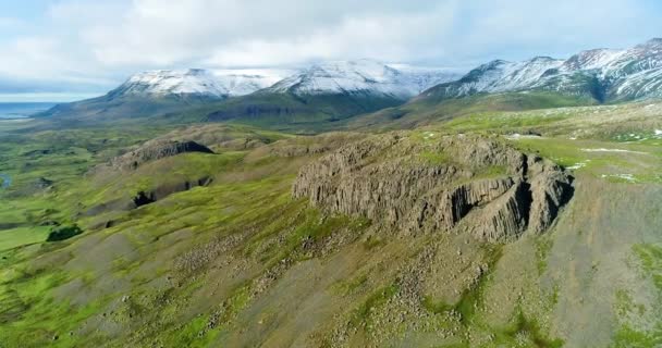 高地のアイスランドのパノラマの風景や丘陵地帯の湖 パノラマの景色は鮮やかな緑の尾根や丘 丘の上を水が流れ 美しい湖に足を踏み入れる小さな滝を示しています — ストック動画