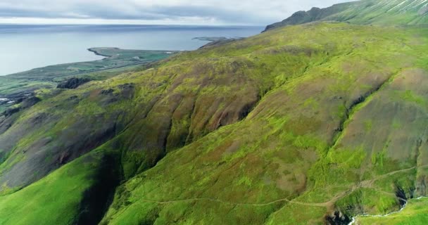 Scenic Landscape Contains Huge Grassy Hill Edge High Mountain Hill — Stock Video