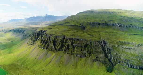 Panoramatická Krajina Islandu Vysočinami Jezerem Úpatí Hor Panoramatický Výhled Ukazuje — Stock video