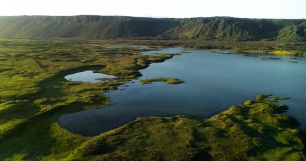 Malebný Výhled Jezero Vytvořené Dešťovou Vodou Uprostřed Širokého Pole Krajině — Stock video