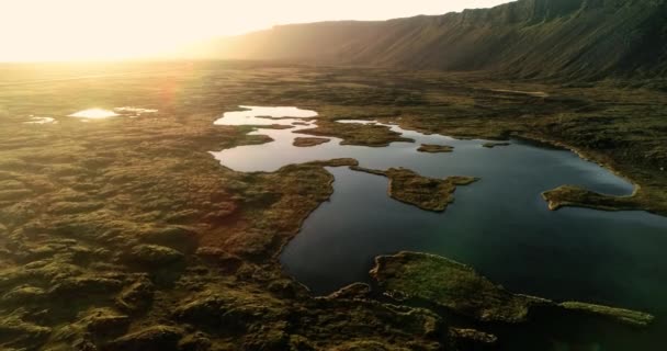 冰岛山上美丽瀑布的空中拍摄 这条河把水从山顶输送到了山底 山上覆盖着一层绿色的春草 — 图库视频影像