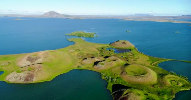 Una Toma Aérea Los Pseudo Cráteres Islandeses Cubiertos Con Una — Vídeos de Stock