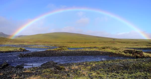 美丽的小河 绿油油的景色 全景摄影展示了一条美丽的小河和覆盖着绿色的山与山的景色 美丽的雨后 彩虹在蔚蓝的天空中闪烁着迷人的色彩 — 图库视频影像