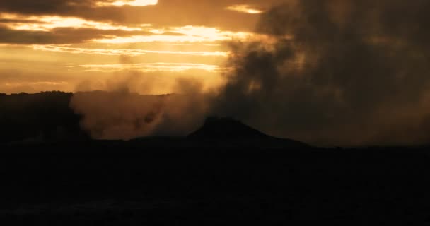 Hverir硫磺烟雾者在神奇的时刻喷吐着浓密的硫磺烟雾从冰岛的烟雾中膨胀 拍摄是在神奇的时刻进行的 太阳在灰蒙蒙的乌云之间发出金色的光芒 — 图库视频影像
