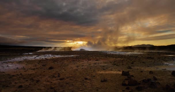 Zdjęcie Lotnicze Pięknego Wodospadu Islandzkich Górach Rzeka Przenosi Wodę Szczytu — Wideo stockowe