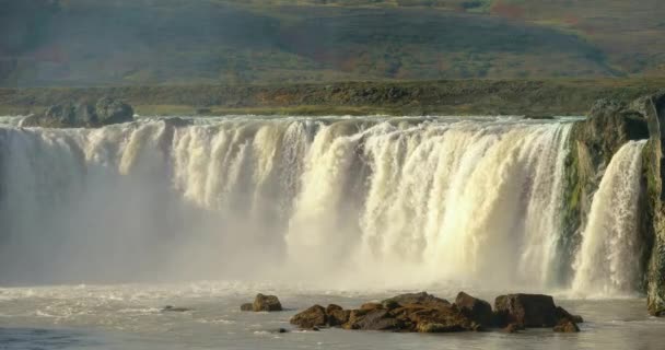 Foto Aerea Una Bellissima Cascata Tra Montagne Islandesi Fiume Sta — Video Stock