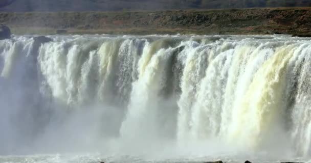 Malowniczy Widok Duży Wodospad Górzystym Obszarze Wodospad Wypełnia Całą Szerokość — Wideo stockowe