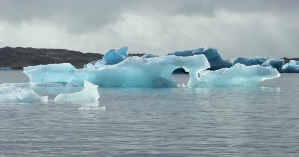 Foto Aerea Una Bellissima Cascata Tra Montagne Islandesi Fiume Sta — Video Stock