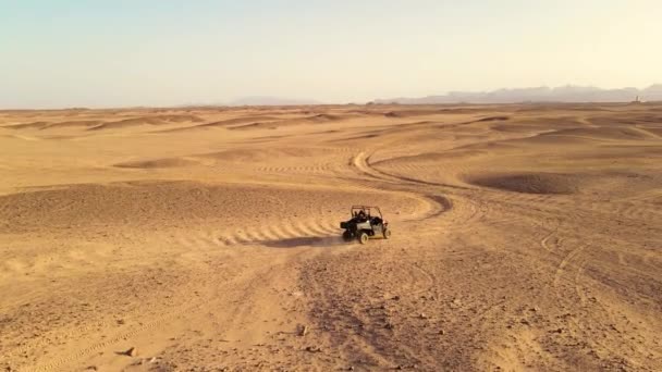 Depois Filmar Automóvel Ser Conduzido Numa Estrada Deserta Automóvel Buggy — Vídeo de Stock