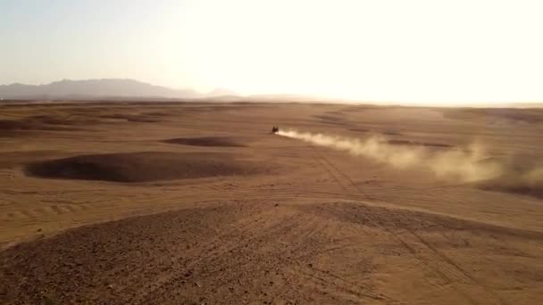 마차가 움직이는 이집트 사막의 고도에서 장면은 모래로 뒤덮인 마차의 바퀴는 — 비디오