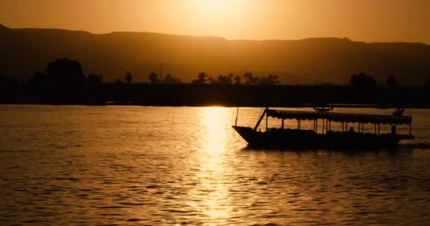 Disparo Constante Atardecer Barco Que Mueve Lentamente Río Nilo Barco — Vídeos de Stock