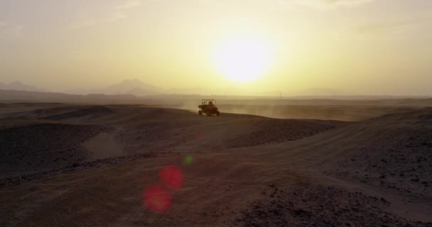 이집트 사막의 언덕에 이집트 사막에서 언덕에 마차의 극도로 마차는 지역을 — 비디오