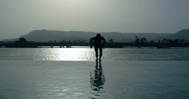 Silhouetted Człowiek Zanurzający Się Szarej Srebrnej Wodzie Nilu Rzeki Egipcie — Wideo stockowe