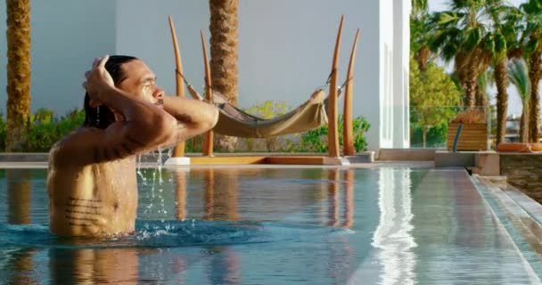 Çekici Bir Adamın Yavaşça Havuzdan Çıkarken Iki Elini Kaldırarak Saçına — Stok video