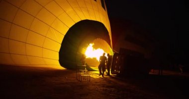 Sıcak bir yaz gecesinde, gece yarısı çölde iki adam sıcak hava balonu fırlatıyor, bir brülör zarfa alev enjekte ediyor, içerideki havayı ısıtıyor, ısıtıcı basınçlı gemilerde depolanan sıvılaşmış gazla dolduruluyor.