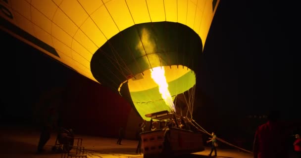 Mężczyźni Przytwierdzający Balon Ziemi Wylądowaniu Mężczyźni Przytwierdzający Balon Ziemi Wylądowaniu — Wideo stockowe