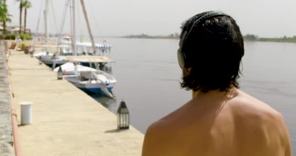 Bir Adam Liman Yolunda Üstsüz Yürüyor Müzik Dinliyor Arkasından Çıplak — Stok video