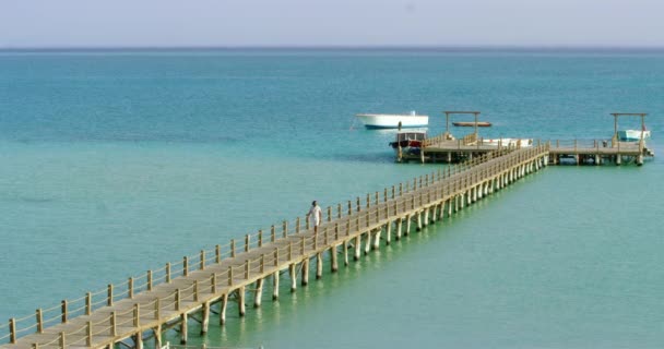 Tiro Muito Largo Homem Andar Num Convés Meio Mar Tiro — Vídeo de Stock