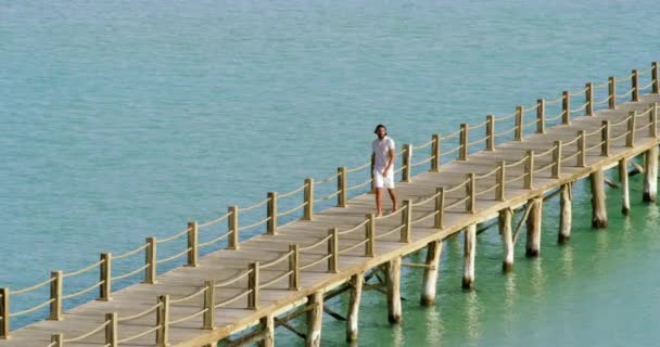 Eine Hochwinkelaufnahme Einer Brücke Mitten Meer Mit Einem Mann Eine — Stockvideo