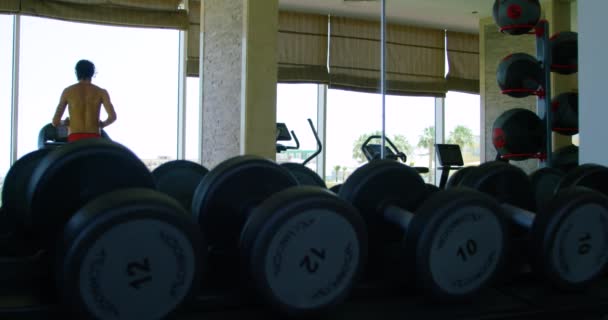 Uomo Solista Senza Maglietta Che Allena Sul Tapis Roulant Palestra — Video Stock