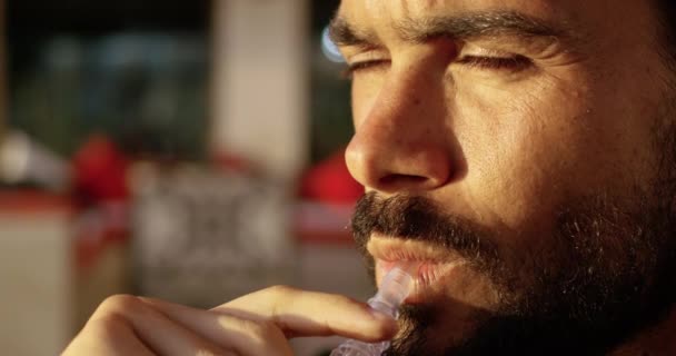 Primer Plano Cara Hombre Guapo Fumando Shisha Día Caluroso Vista — Vídeos de Stock