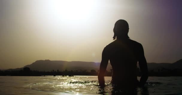 Szcenírozott Kilátás Egy Nagy Vízesés Egy Hegyvidéki Területen Vízesés Kitölti — Stock videók
