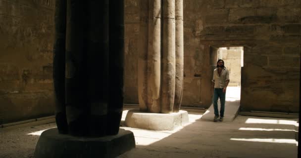 Чоловік Ступає Всередину Храму Постійний Знімок Чоловіка Який Проникає Всередину — стокове відео