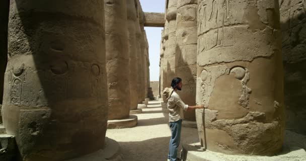 Tourist Επιθεωρεί Αρχαία Ερείπια Στην Αίγυπτο Αρσενικό Sightseer Έλεγχο Έξω — Αρχείο Βίντεο