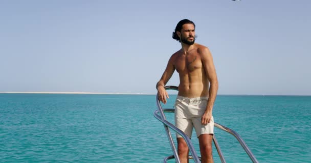 Modelo Musculoso Observando Mar Desde Arco Barco Hombre Sin Camisa — Vídeo de stock