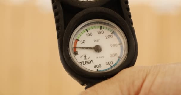 气压计的特写镜头手握着气压计 气压计开始测量 并稍停在200多度以上 装置是黑色的 带有橙色 绿色和蓝色的标记 拍摄的相机是稳定的 — 图库视频影像