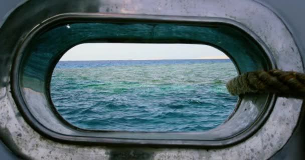 Egy Biztos Tengeri Felvétel Egy Hajóablakon Keresztül Egy Gyönyörű Kilátás — Stock videók