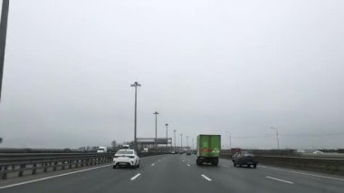 05.05.2021 St. Petersburg. Rusya zaman turları. Yağmurlu havada çevre yolunda bir arabanın ön camından bak.. .