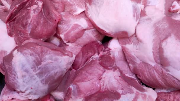 Bir marketin vitrininde duran taze soğumuş domuz filetosu manzarası.. — Stok video