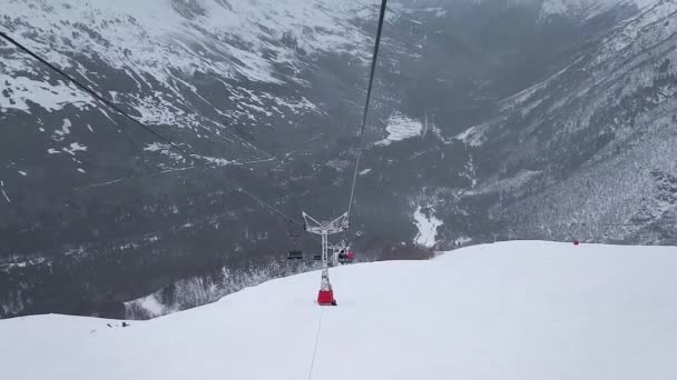 En cámara lenta. Vista superior de la pista de esquí de la estación de montaña y el teleférico.. — Vídeos de Stock