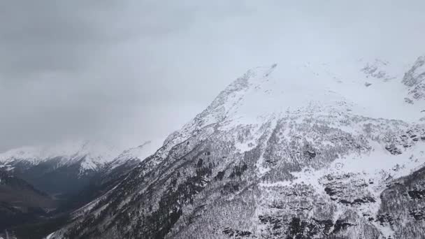 En cámara lenta. Vista superior de las laderas nevadas de las montañas y el valle.. — Vídeos de Stock