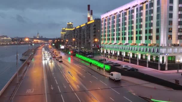 24.11.2021 Moscow. Top view of the river and the road and vehicles moving along it in the evening under the light of streetlights in Moscow near the Kievsky railway station. — Vídeos de Stock