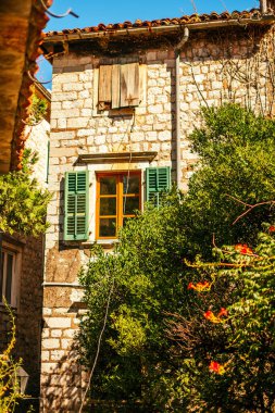 Kotor, Karadağ - 2 Eylül 2021: Kotor eski kasabasının güzel ortaçağ evi manzarası.