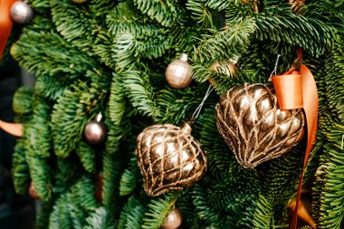 Güzel Noel ağacı süslemesi. Çelenk ve bulanık arka planda mücevherler..