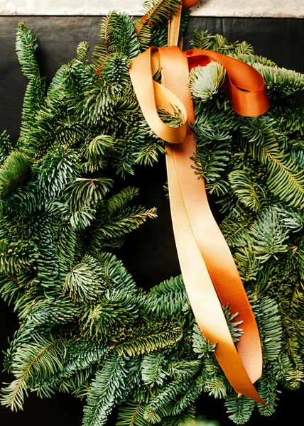 美丽的圣诞花环 配以花环和灌木装饰 与黑色背景隔离 — 图库照片